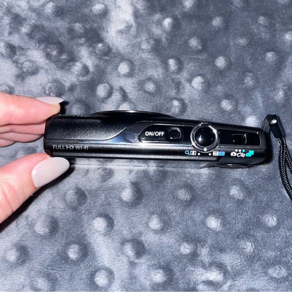 Canon PowerShot ELPH 360 HS Camera + Accessories - Picture 4 of 16